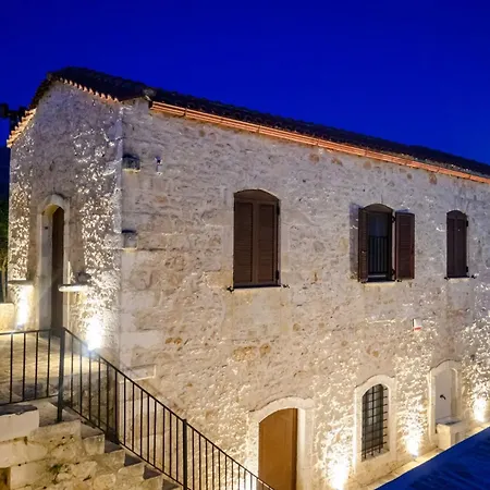 Antama Living, Luxe Stonehouse With Pool & Bbq *