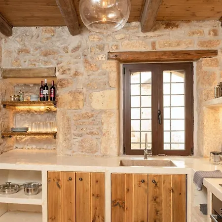 Вілла Antama Living, Luxe Stonehouse With Pool & Bbq
