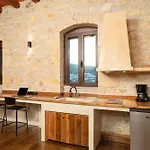 Antama Living, Luxe Stonehouse With Pool & Bbq *