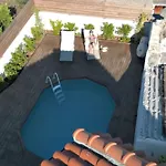 Antama Living, Luxe Stonehouse With Pool & Bbq *