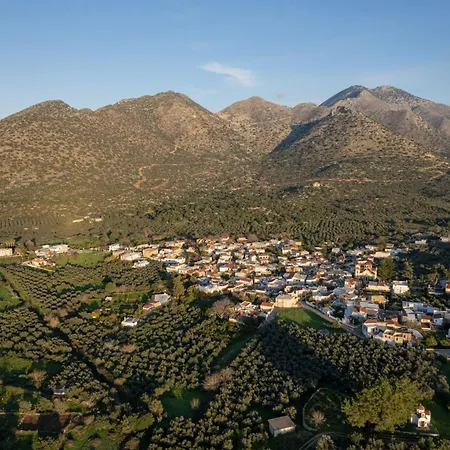 Antama Living, Luxe Stonehouse With Pool & Bbq 别墅