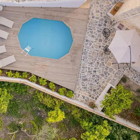 Antama Living, Luxe Stonehouse With Pool & Bbq