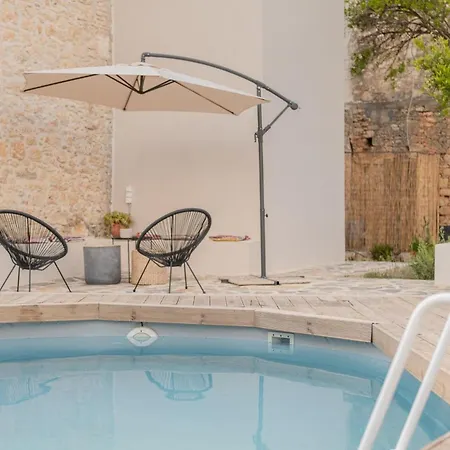 Antama Living, Luxe Stonehouse With Pool & Bbq * 罗希姆诺