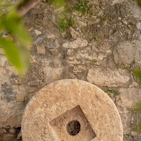 别墅 Antama Living, Luxe Stonehouse With Pool & Bbq 罗希姆诺