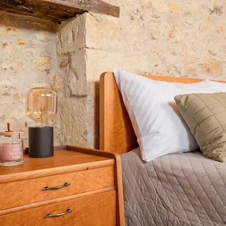 Antama Living, Luxe Stonehouse With Pool & Bbq 罗希姆诺