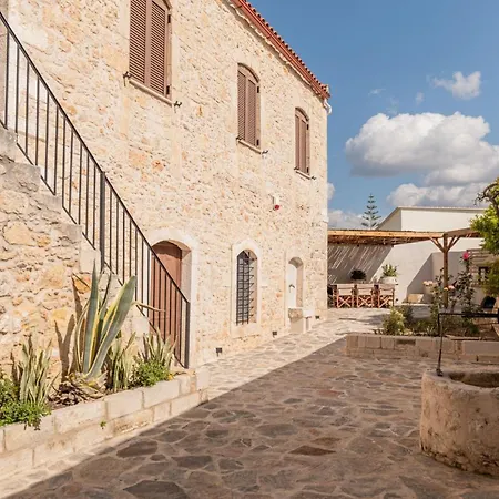 Antama Living, Luxe Stonehouse With Pool & Bbq Villa *