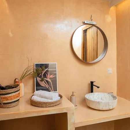 Antama Living, Luxe Stonehouse With Pool & Bbq