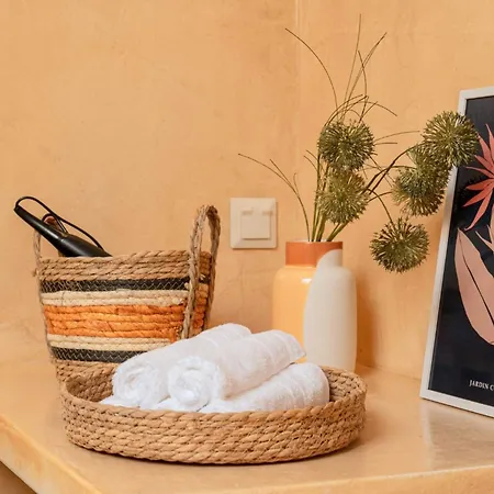 Antama Living, Luxe Stonehouse With Pool & Bbq