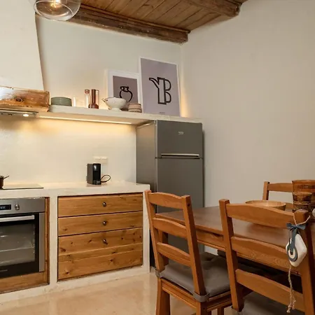 Antama Living, Luxe Stonehouse With Pool & Bbq