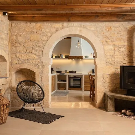 Antama Living, Luxe Stonehouse With Pool & Bbq