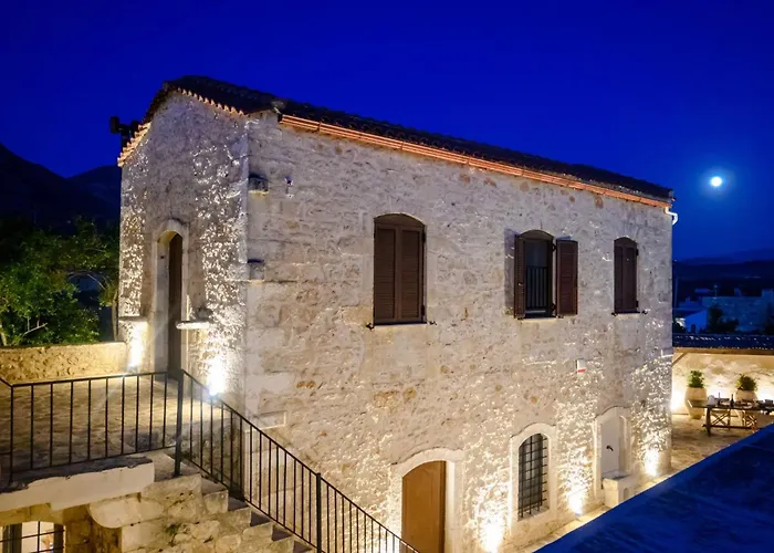 Antama Living, Luxe Stonehouse With Pool & Bbq *