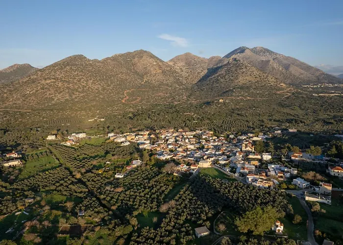 Antama Living, Luxe Stonehouse With Pool & Bbq Villa