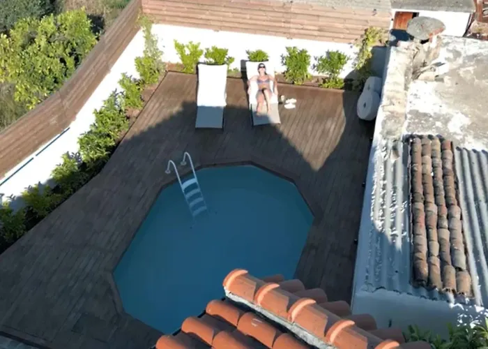 Antama Living, Luxe Stonehouse With Pool & Bbq *