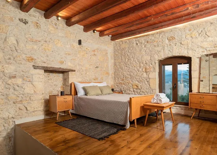 Antama Living, Luxe Stonehouse With Pool & Bbq Villa