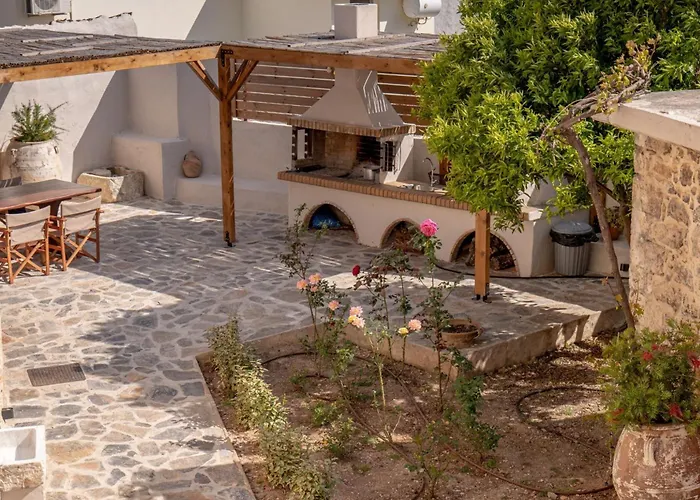 Antama Living, Luxe Stonehouse With Pool & Bbq Villa