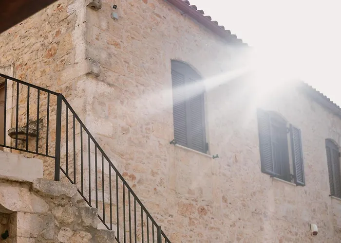 Antama Living, Luxe Stonehouse With Pool & Bbq Villa