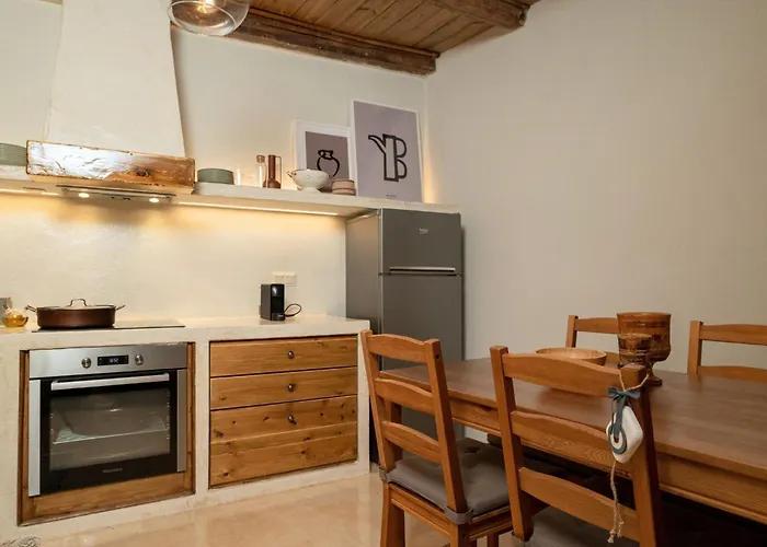 Antama Living, Luxe Stonehouse With Pool & Bbq