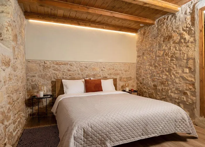 Antama Living, Luxe Stonehouse With Pool & Bbq Villa *