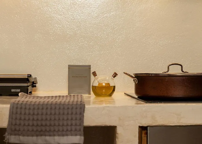 Antama Living, Luxe Stonehouse With Pool & Bbq Villa *