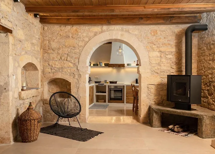 Antama Living, Luxe Stonehouse With Pool & Bbq