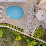 Antama Living, Luxe Stonehouse With Pool & Bbq