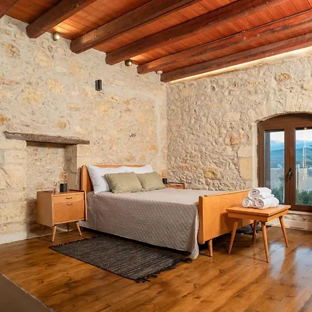 Antama Living, Luxe Stonehouse With Pool & Bbq Villa