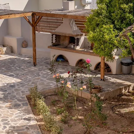 Antama Living, Luxe Stonehouse With Pool & Bbq Villa