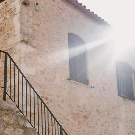 Antama Living, Luxe Stonehouse With Pool & Bbq Villa