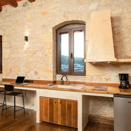 Antama Living, Luxe Stonehouse With Pool & Bbq *