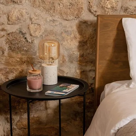 Antama Living, Luxe Stonehouse With Pool & Bbq فيلة