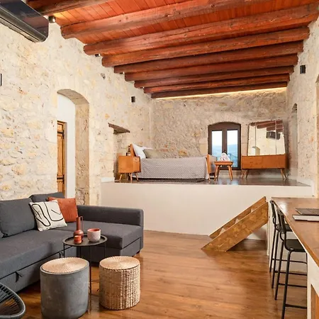 Antama Living, Luxe Stonehouse With Pool & Bbq *