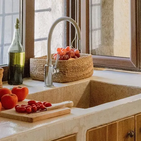 Antama Living, Luxe Stonehouse With Pool & Bbq فيلة *