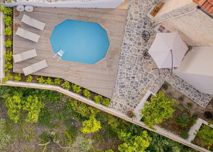 Antama Living, Luxe Stonehouse With Pool & Bbq