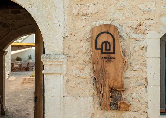 Antama Living, Luxe Stonehouse With Pool & Bbq Villa *