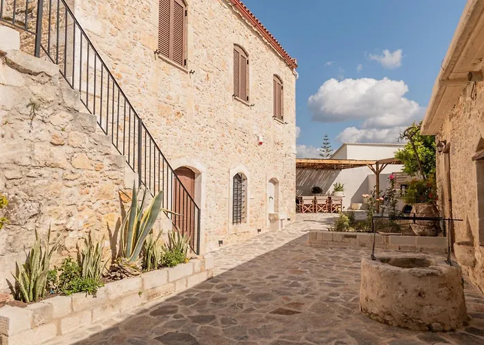 Antama Living, Luxe Stonehouse With Pool & Bbq Villa *