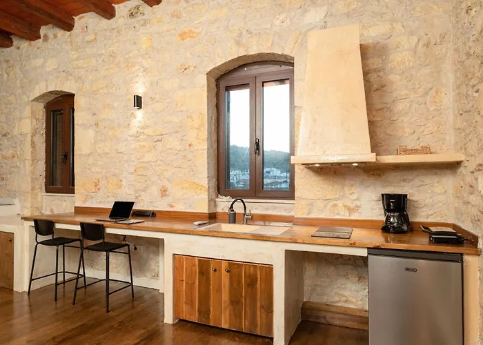 Antama Living, Luxe Stonehouse With Pool & Bbq *