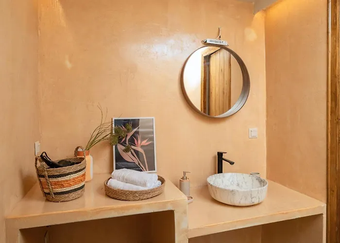 Antama Living, Luxe Stonehouse With Pool & Bbq