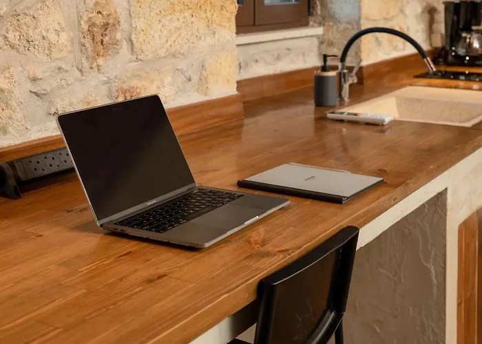 Antama Living, Luxe Stonehouse With Pool & Bbq Villa *