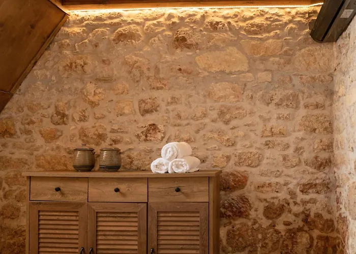 Villa Antama Living, Luxe Stonehouse With Pool & Bbq