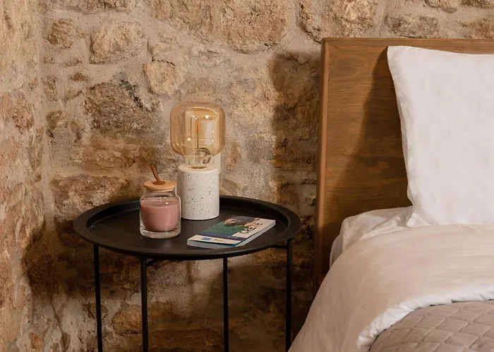 Antama Living, Luxe Stonehouse With Pool & Bbq Villa