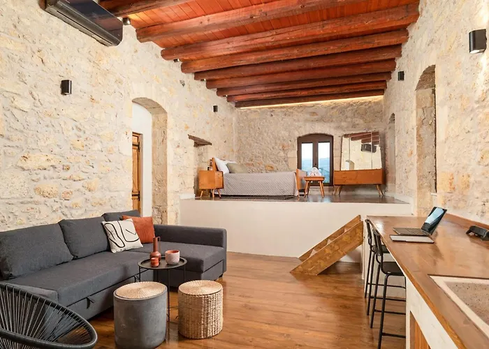 Antama Living, Luxe Stonehouse With Pool & Bbq *