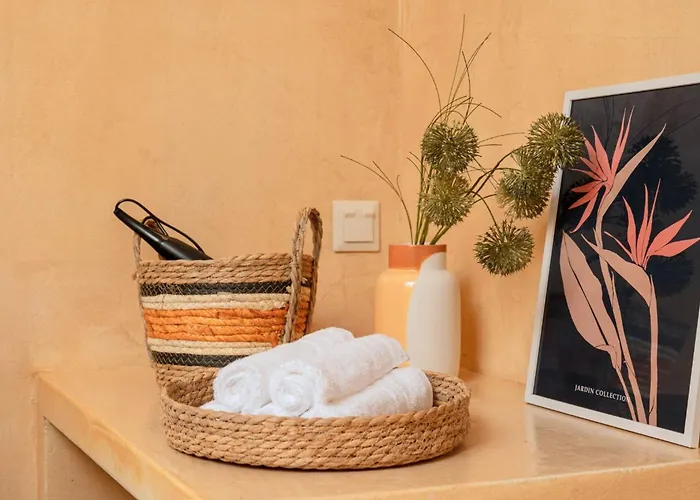 Antama Living, Luxe Stonehouse With Pool & Bbq