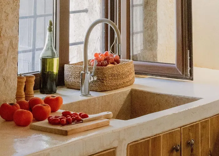 Antama Living, Luxe Stonehouse With Pool & Bbq Villa *